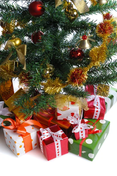 Cajas de regalo bajo árbol de Navidad — Foto de Stock