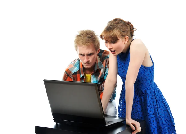 Casal jovem com laptop — Fotografia de Stock