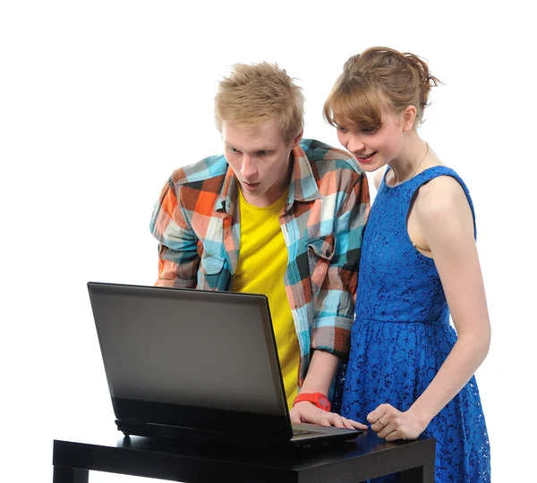 Jong paar met laptop — Stockfoto