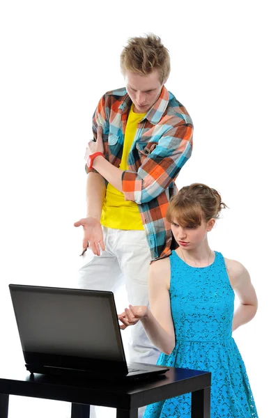 Młoda para z laptopem — Zdjęcie stockowe