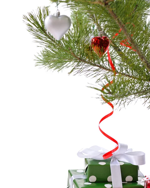 Cajas de regalo bajo árbol de Navidad — Foto de Stock