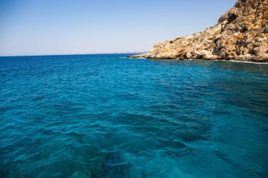 Dalgaların arka planında kayalık deniz kıyısı