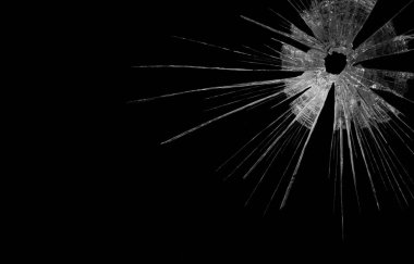 Siyah zemin çizgilerindeki kırık cam ayna kurşun deliğini parçalar.