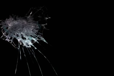 Siyah zemin çizgilerindeki kırık cam ayna kurşun deliğini parçalar.