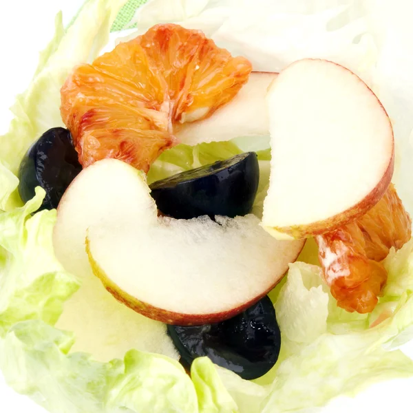 Salada de frutas em folha de alface — Fotografia de Stock