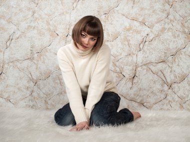 genç kadın beyaz mayoyu ve kot pantolon