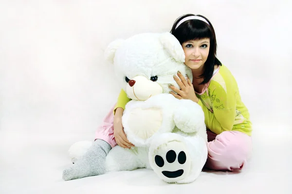 Chica joven con oso de peluche — Foto de Stock