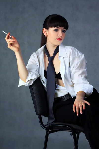 年轻的女孩与一支香烟 — 图库照片