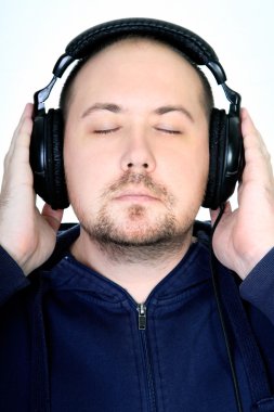 adam müzik dinliyor