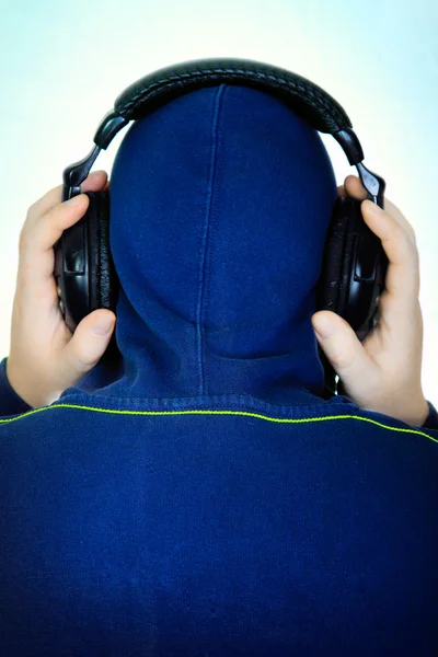 Człowiek słucha muzyki — Zdjęcie stockowe