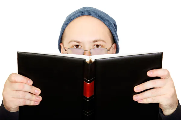 Człowiek czyta książkę — Zdjęcie stockowe