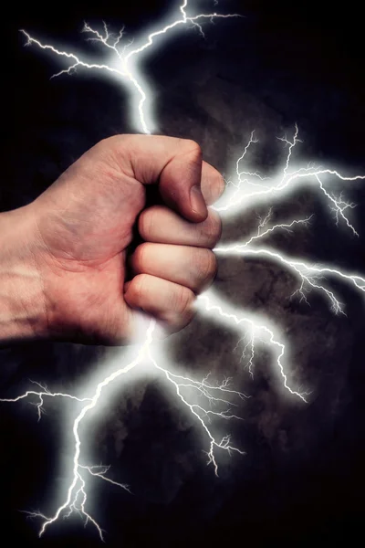 bir elinde yıldırım