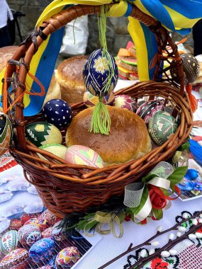 Skhodnitsa, Lviv bölgesi, Ukrayna - 01 Mayıs 2022: DIV ev dekorasyonu yaratıcılık zanaatı kavramına sahip geleneksel Ukrayna tatili. Ukrayna geleneği.