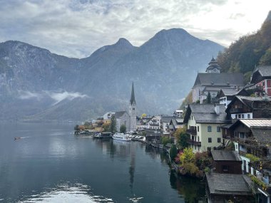 Hallstatt, Avusturya. Avusturya Alpleri 'ndeki dağ köyü, Salzkammergut bölgesi, Avusturya Alpleri. Avrupa.