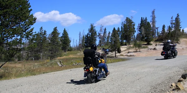 Zwei Motorradfahrer auf bergiger Autobahn — Stockfoto