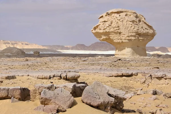 風と太陽モデル白砂漠、エジプトでの石灰岩の彫刻 — ストック写真
