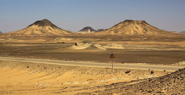 Colinas en desierto negro con arena amarilla y negra — Foto de Stock