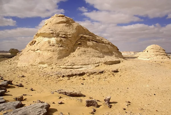 Esculturas de calizas modeladas por el viento y el sol en el desierto blanco, Egipto — Foto de Stock