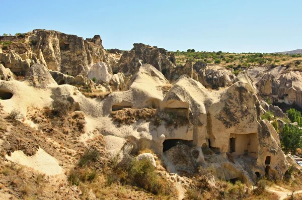 Dům vytesané v typické skalní útvar v Kappadokii, Turecko — Stock fotografie