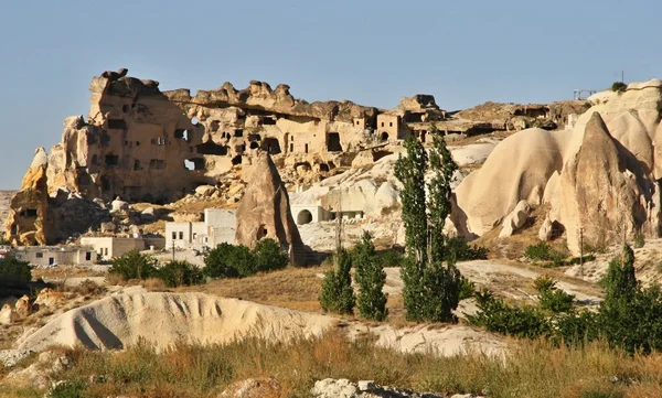 Casa tallada en la típica formación rocosa en Capadocia, Turquía —  Fotos de Stock