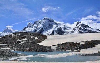 İsviçre Alpleri'nde matterhorn yakınındaki turistik Trail şaşırtıcı görünümü 
