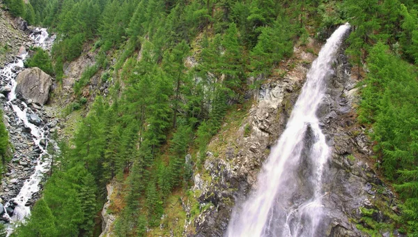 Vista sulla cascata vicino al Cervino in Svizzera — Foto Stock