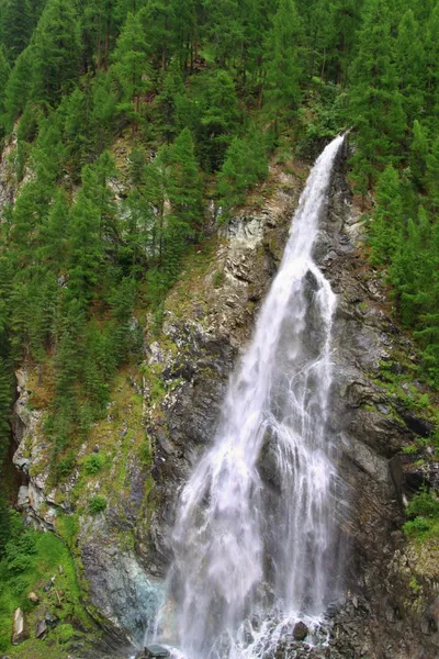 Vista sulla cascata vicino al Cervino in Svizzera — Foto Stock