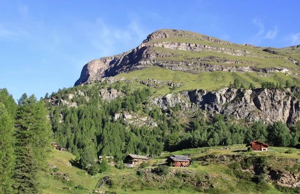 Veduta del sentiero turistico vicino al Cervino nelle Alpi svizzere — Foto Stock