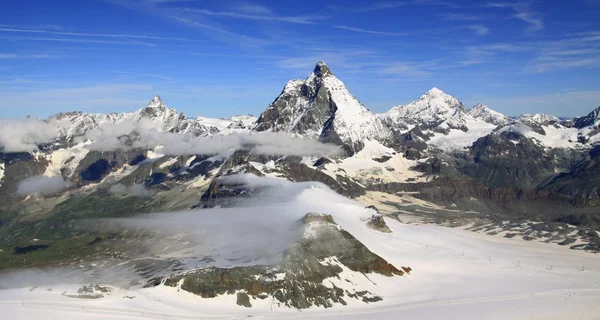 Туристическая тропа возле Маттерхорна в швейцарских Альпах — стоковое фото