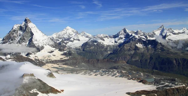 Weergave van toeristische route in de buurt van de matterhorn in de Zwitserse Alpenİsviçre Alpleri'nde matterhorn yakınındaki turistik Trail görünümü — Stockfoto