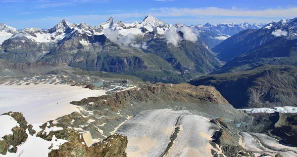 Visa av turistrutterna nära matterhorn i schweiziska Alperna — Stockfoto