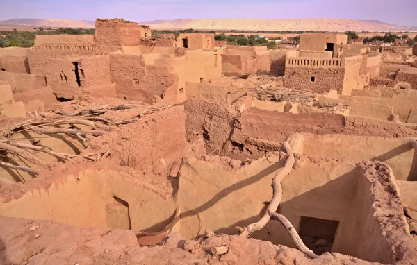 Oude deel van de woestijn stad Mut in Dakhla oase, Egypte. — Stockfoto