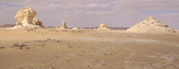 Kalkstensdannelsen klipper i den vestlige Hvide Ørken, Farafra, Egypten - Stock-foto