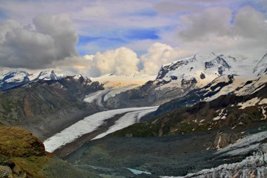 İsviçre Alpleri üzerinde görünümü 
