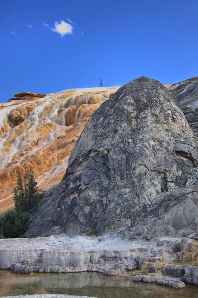 マンモス ホット スプリングスでの石灰岩トラバーチンの堆積物 — ストック写真