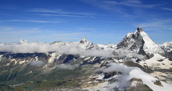 Weergave van toeristische route in de buurt van de matterhorn in de Zwitserse Alpenİsviçre Alpleri'nde matterhorn yakınındaki turistik Trail görünümü — Stockfoto