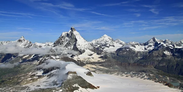 Visa av turistrutterna nära matterhorn i schweiziska Alperna — Stockfoto
