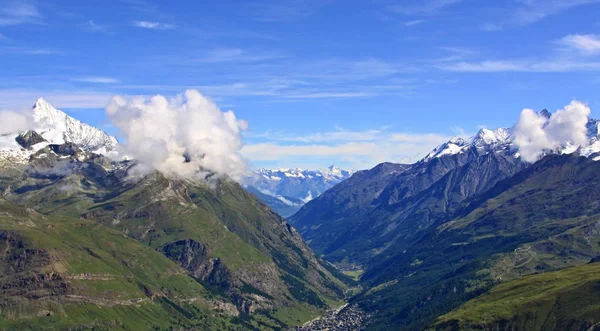 Vista del sendero turístico cerca del Matterhorn en los Alpes suizos — Foto de Stock