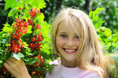 Frenk üzümü ile küçük kız