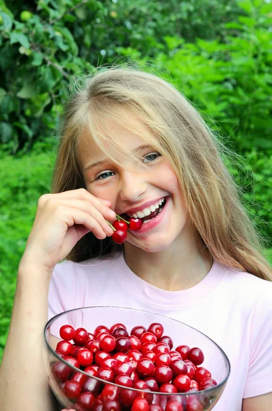 Menina feliz comer cereja — Fotografia de Stock