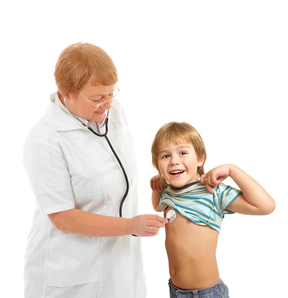 Médico examinando niño pequeño — Foto de Stock