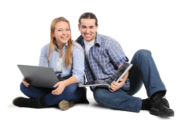 Mladý pár s notebookem a kniha — Stock fotografie