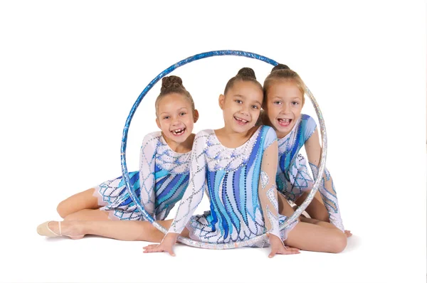 Petites belles gymnastes avec le cerceau — Photo