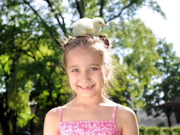 Liten flicka med en liten kyckling — Stockfoto
