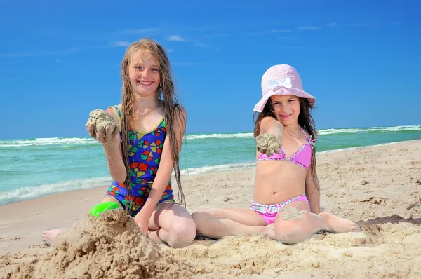 Bambini in spiaggia — Foto Stock