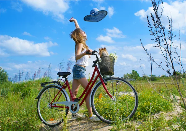 Vacker flicka med cykel — Stockfoto