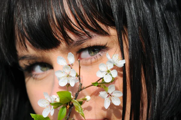 Menina bonita no jardim florescendo primavera — Fotografia de Stock