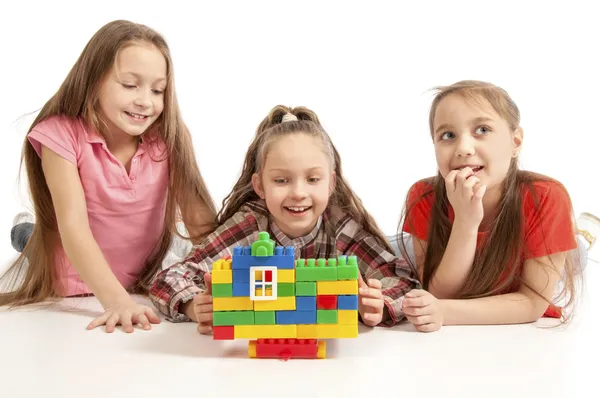 Děvčata hrají s konstruktor — Stock fotografie
