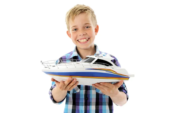 おもちゃの船の手の中の少年 — ストック写真