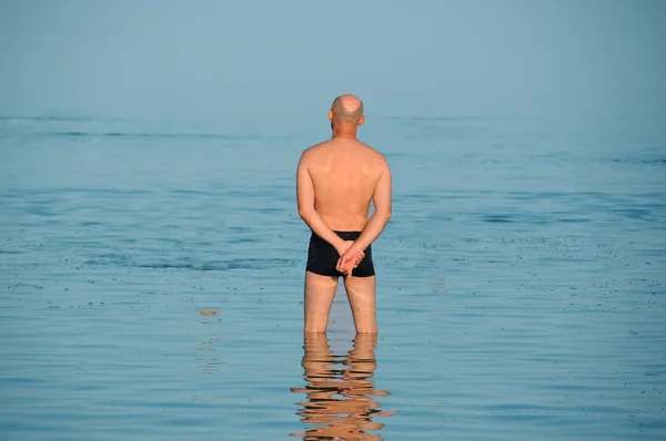 Mann entspannt sich auf See — Stockfoto